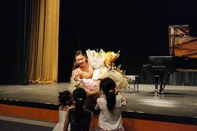 国际钢琴家胡雪莎深圳音乐会圆满落幕，精湛技艺展现大师风采，艺术场馆管理服务共铸璀璨夜晚