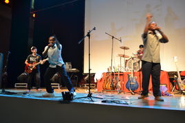 热烈祝贺蔷薇乐队演出火爆成功 宝坻在线李经理真诚服务百姓艺术表演